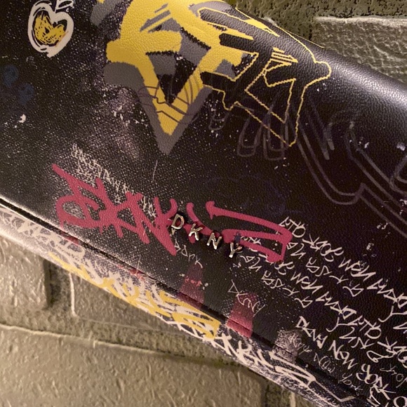 DKNY Graffiti ✨ Gia Wallet on a Chain - Picture 4 of 9